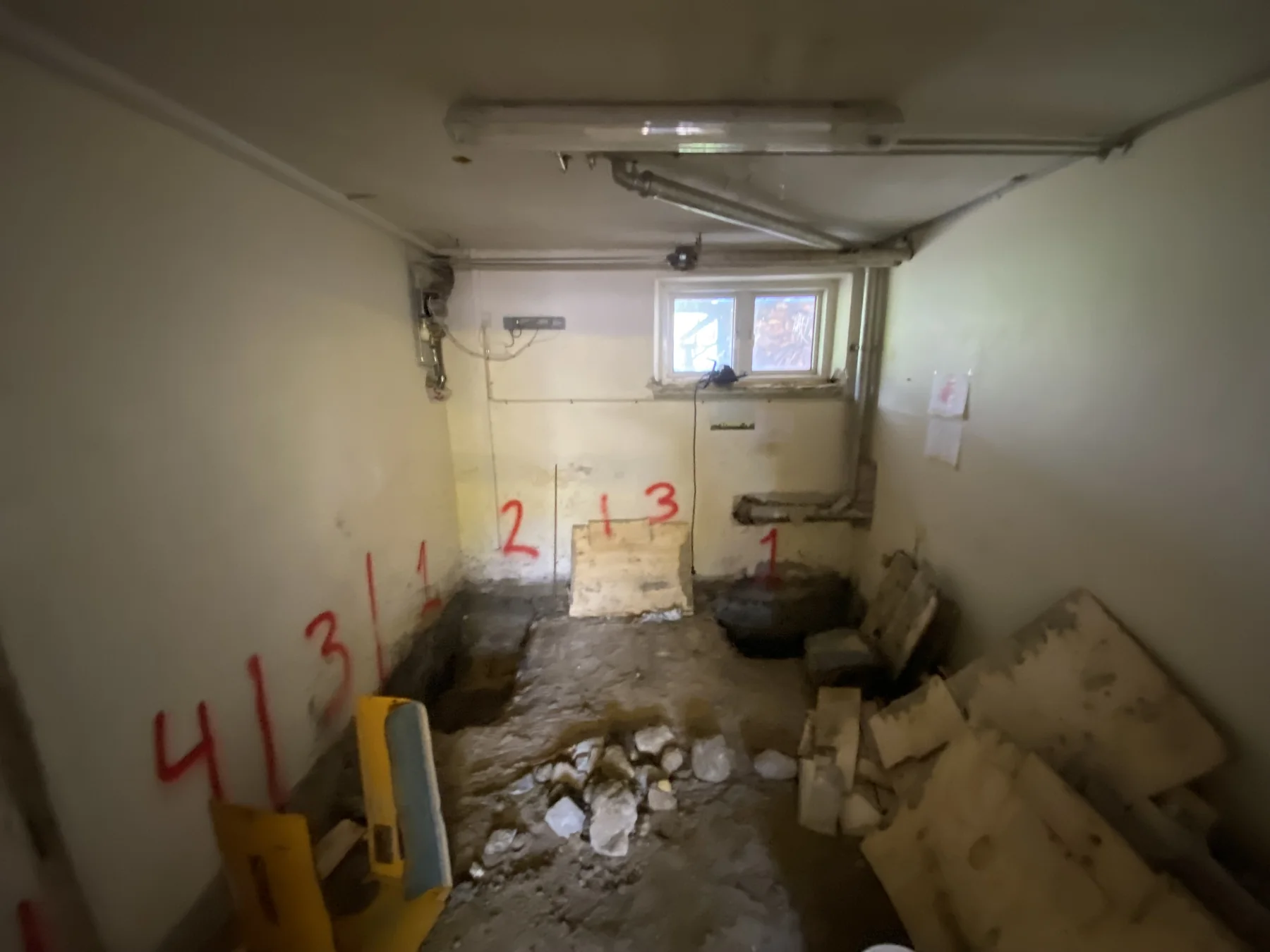 Udgravning og sektionsvis efterfundering i kælderen på Amager.