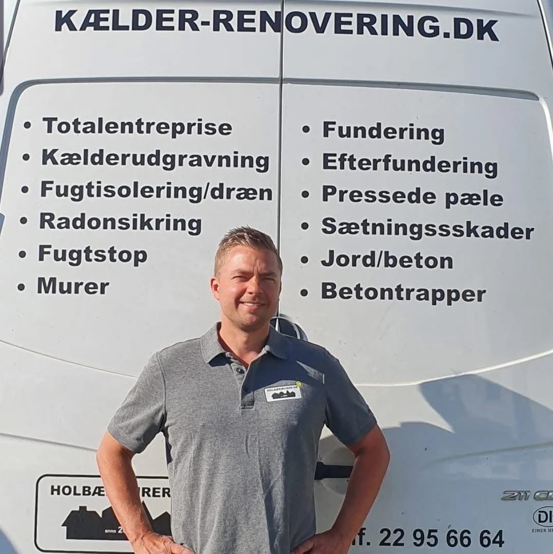 Bjørn Nielsen fra KÆLDER-RENOVERING foran firmabilen