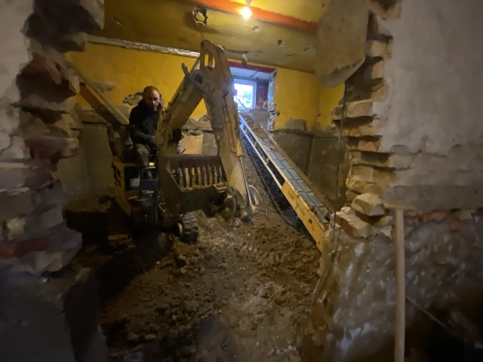 Minigraver og transportbånd under udgravning af kælder i Charlottenlund