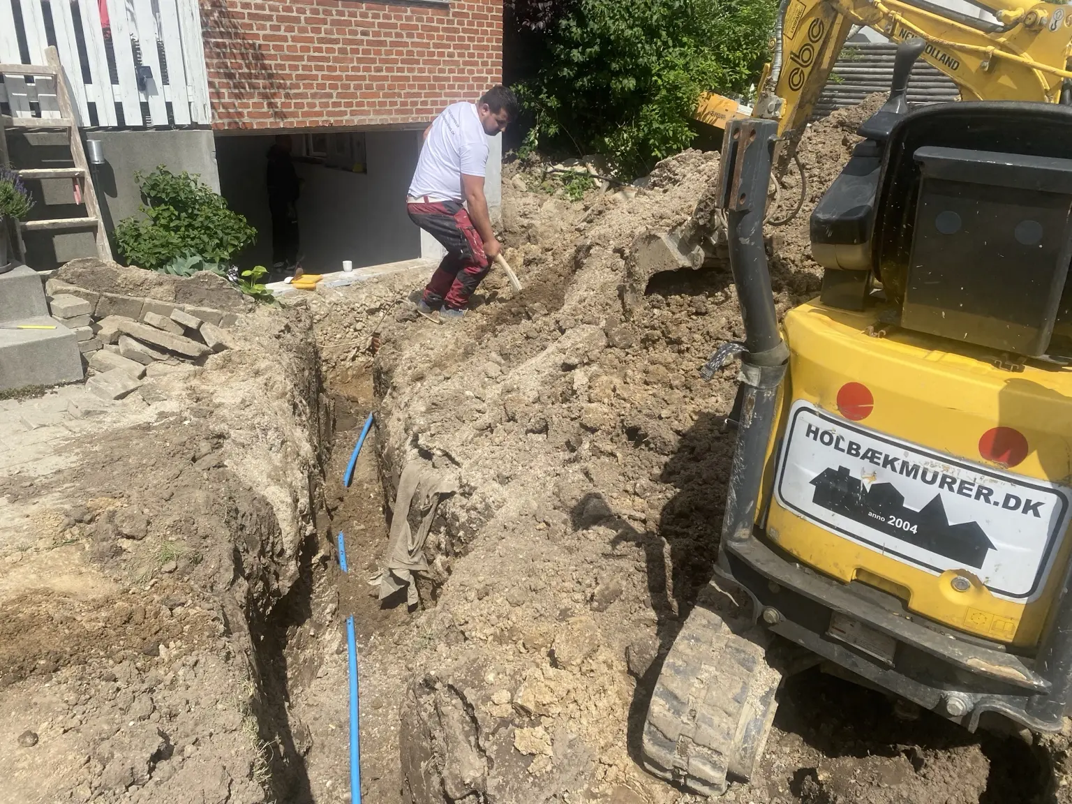 Udvendigt gravearbejde til ny kloak ved huset i Hellerup