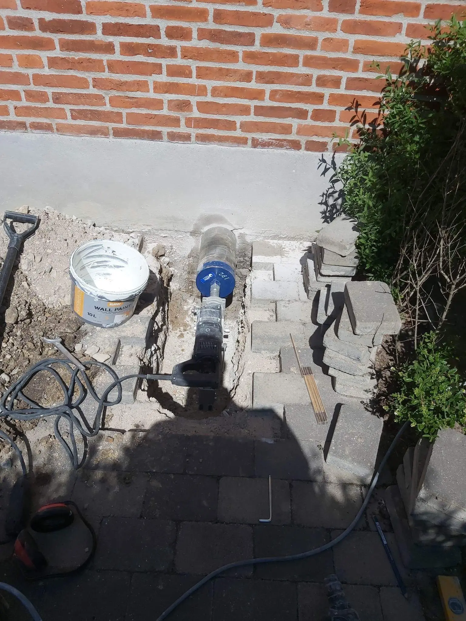 Opbygning af den drænede ventilationsbrønd ved kældervæggen i Køge