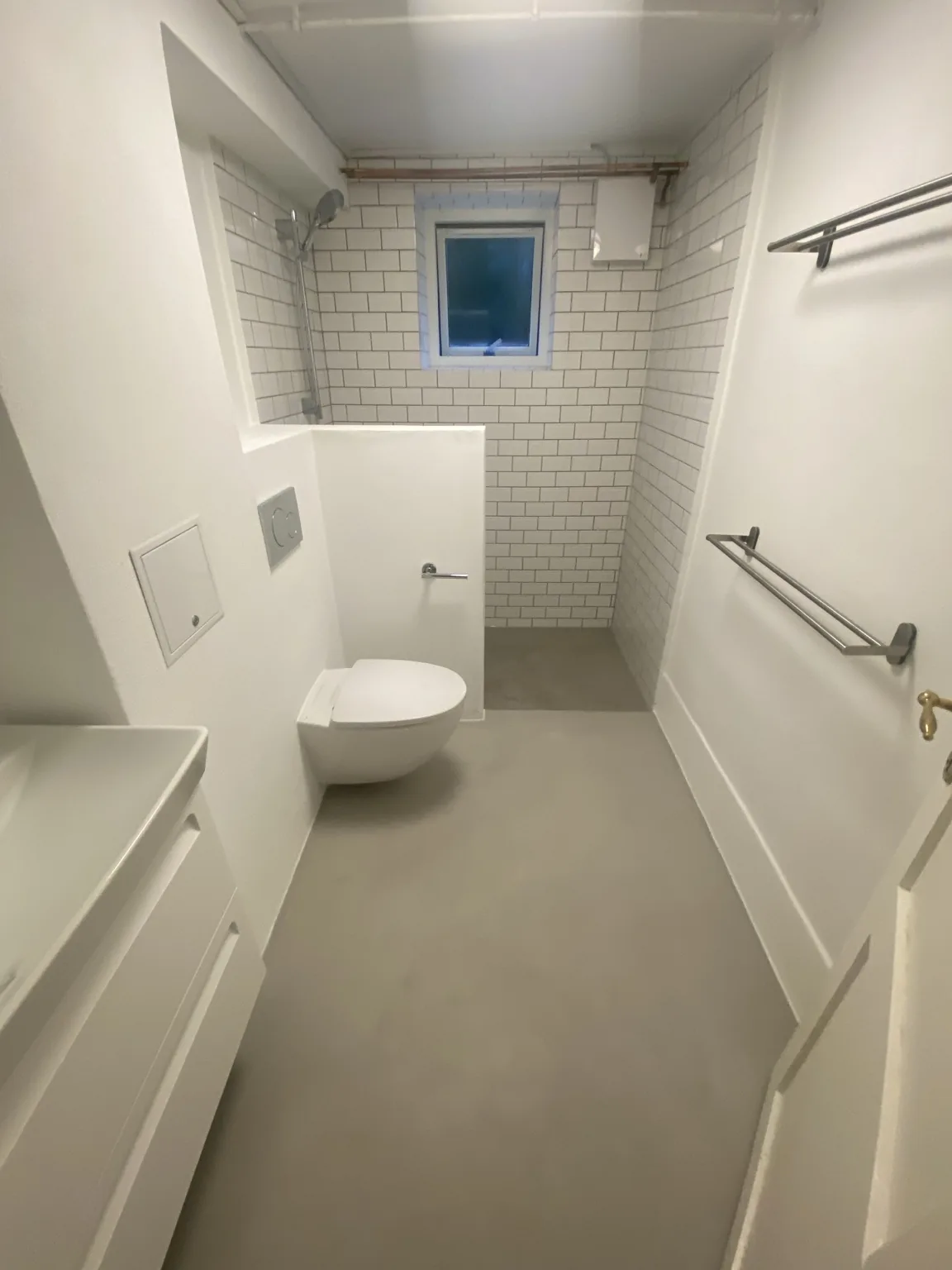 Microcement på gulv i færdigt kælderbadeværelse