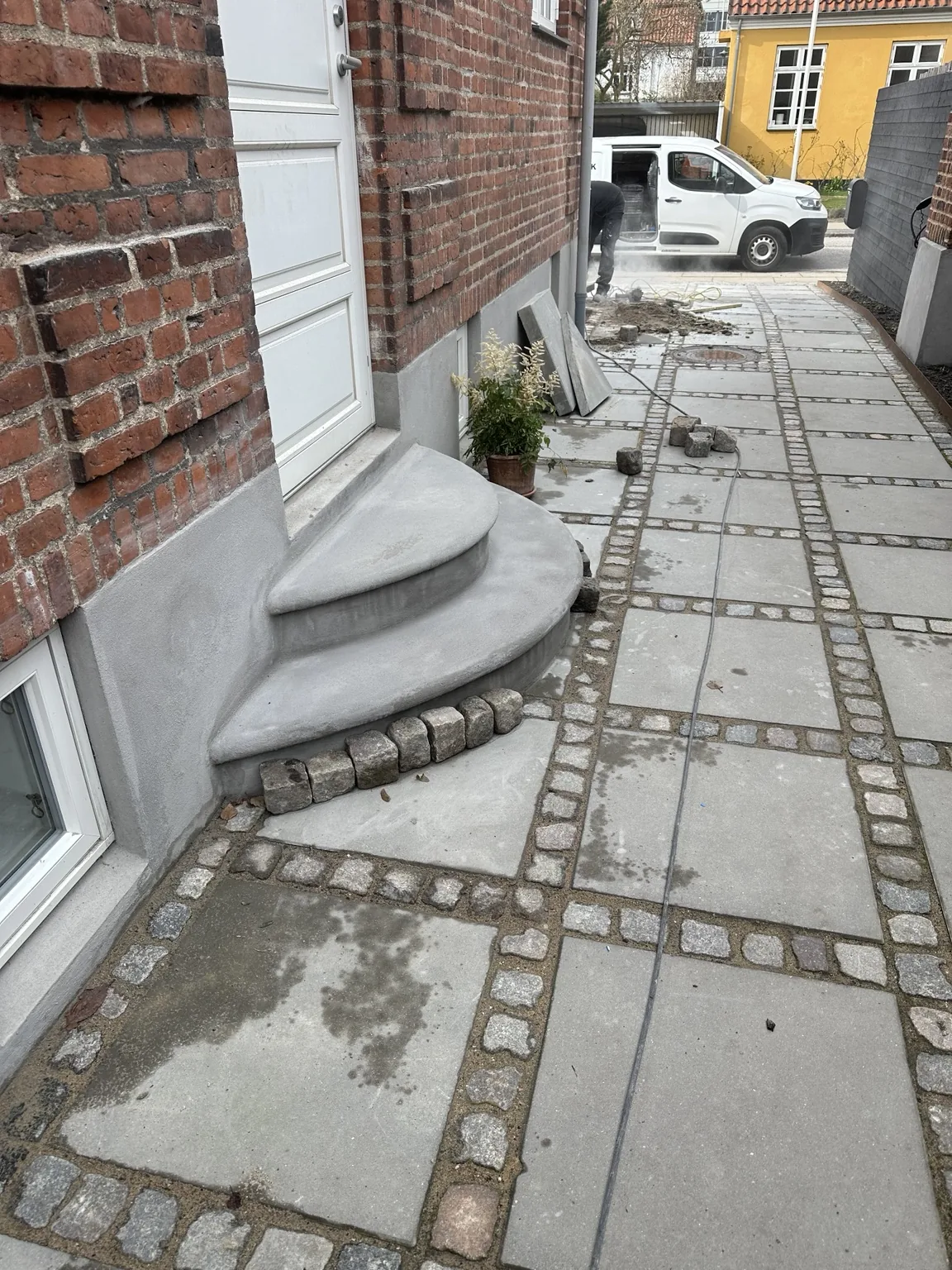 Udendørstrappe og reetableret belægning efter omfangsdræn