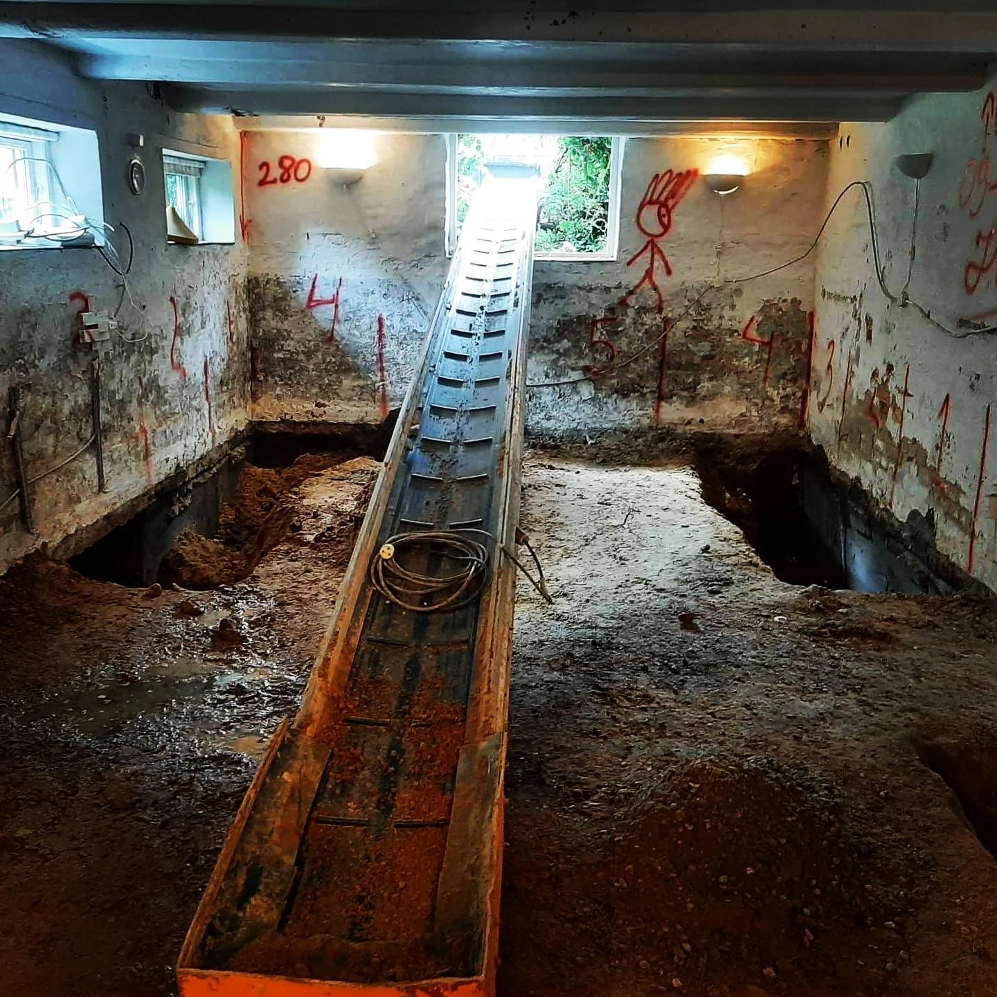 Transportbånd til jordhåndtering ved gulvsænkningen i Sjellonlund.
