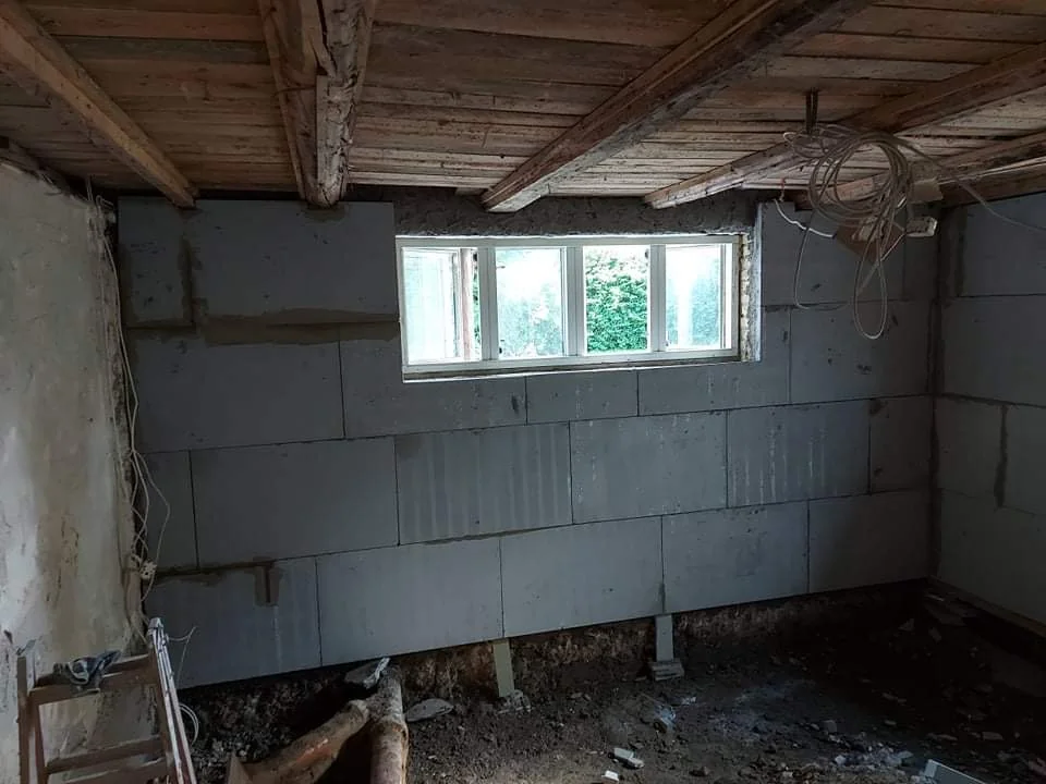 Calsitherm omkring kældervindue – dokumenteret kælderprojekt